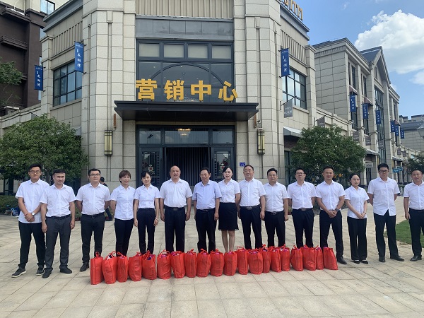 集團(tuán)工會(huì)一行到徽鹽地產(chǎn)六安項(xiàng)目開(kāi)展“送清涼”慰問(wèn)活動(dòng)