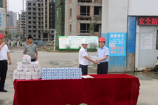 楊曉彬到徽鹽地產(chǎn)定遠(yuǎn)、泗縣項(xiàng)目公司開(kāi)展高溫慰問(wèn)